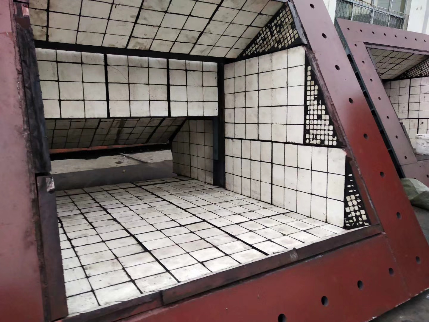 钢厂焦碳料斗氧化铝三合一耐磨陶瓷复合板